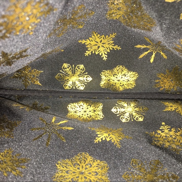NWOT! 🎄Holiday Cosmetic Bag w/ snowflake zip pull - Picture 4 of 4